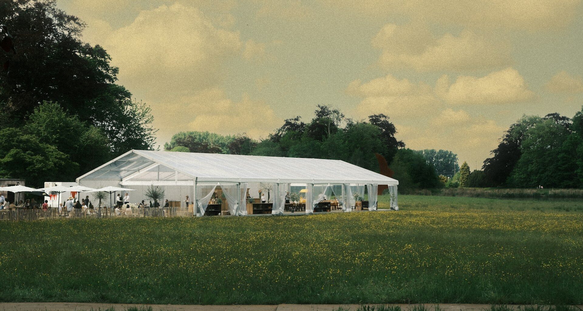 Organiser un mariage en plein air avec chapiteau