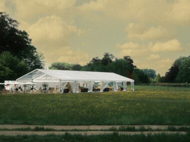 Organiser un mariage en plein air avec chapiteau