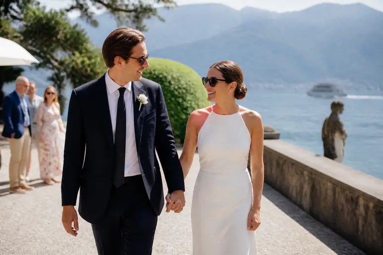 Couple se promenant sur la terrasse du Domaine du Lac, profitant d'une vue sur le lac par une journée ensoleillée.