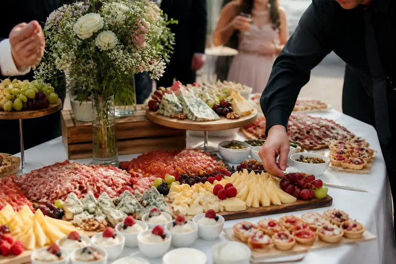 Exemple de présentation d'un buffet de mariage au Domaine du Lac, mettant en valeur des produits frais et locaux pour un repas mémorable.