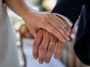 Mains de mariage : quelle main pour l'alliance et sa signification ?