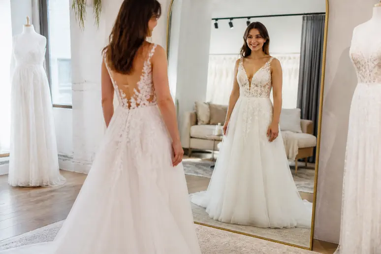 Vue d'une mariée essayant une robe blanche, reflet du prix d'une robe de mariée en France.
