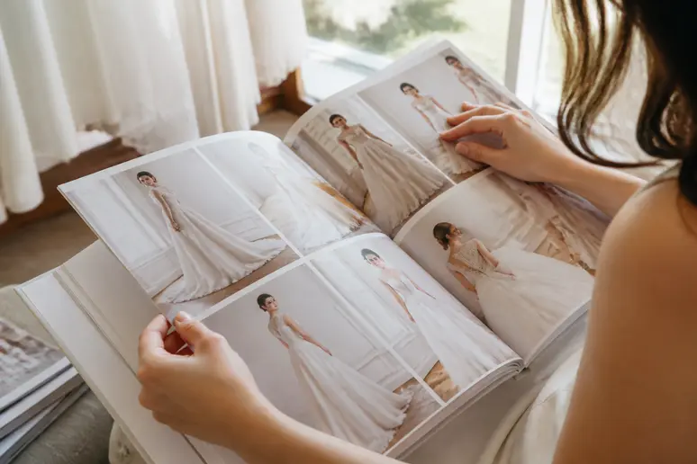 Catalogue de robes de mariée à louer, explorant le prix d'une robe de mariée.