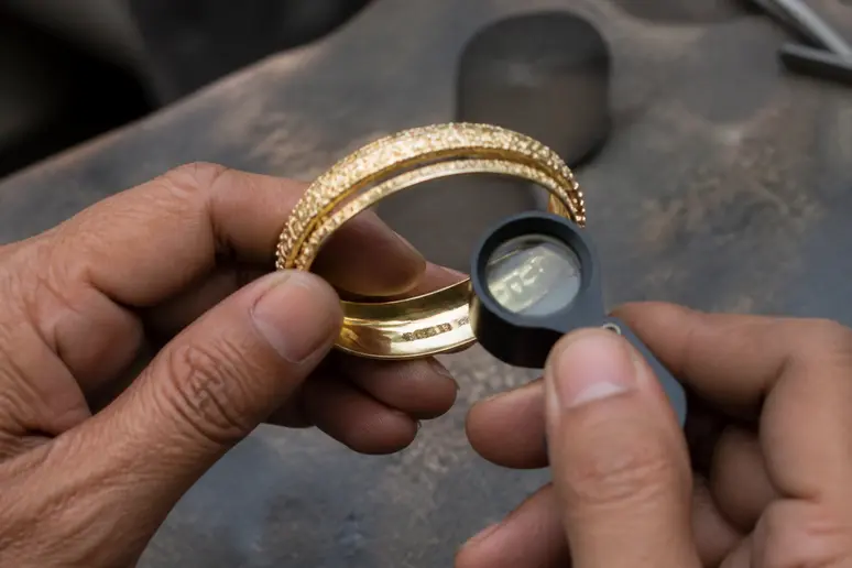 Examen minutieux des poinçons d'authenticité sur un bijou en vermeil