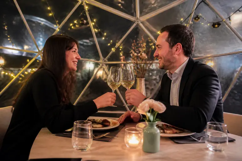 Dîner romantique en amoureux dans un hébergement insolite pour célébrer l'anniversaire
