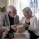 Couple âgé découvrant des cadeaux 45 ans de mariage lors d'une célébration intime à domicile