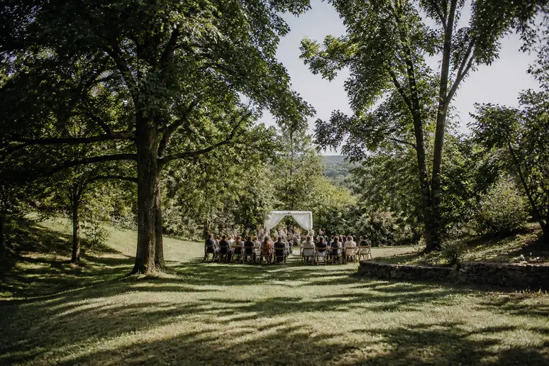 Ambiance naturelle et paisible au Domaine d'Imbours en Ardèche, cadre idéal pour une cérémonie de mariage.