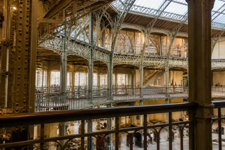 Architecture intérieure historique avec structure métallique apparente sur plusieurs niveaux au Pachamama Paris