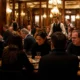 Ambiance chaleureuse dans une salle de restaurant parisienne lors d'un pachamama paris avis pour un dîner