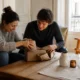 Déballage d'un cadeau crémaillère original et abordable dans un salon lumineux