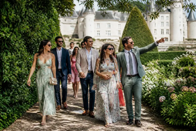 Invités découvrant les jardins Renaissance du château de Chamerolles lors d'un mariage.