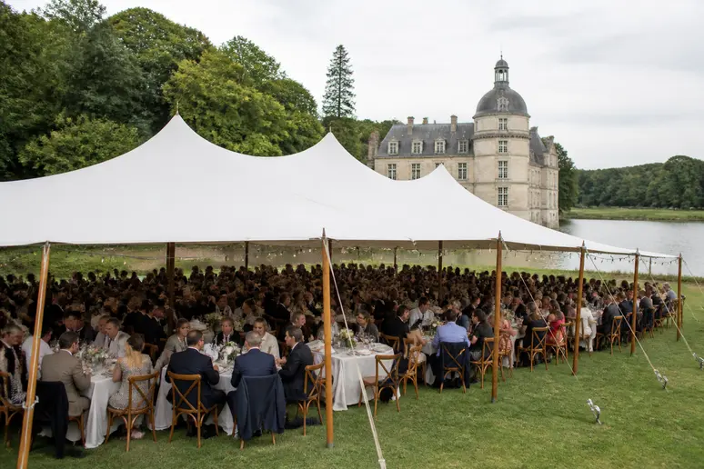 Capacité d'accueil pour 150 invités assis sous tente au château de Duingt pour un mariage.