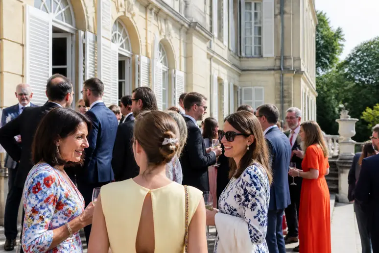 Invités profitant de la terrasse du château de Santeny lors d'un événement.