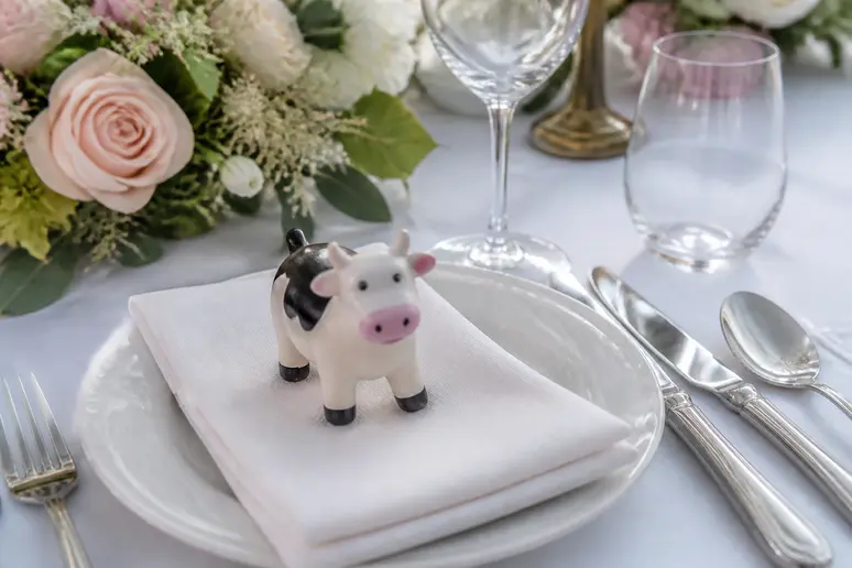Détail d'un carton de place humoristique sur une table de mariage élégante