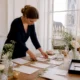 Une wedding planner dispose une belle citation sur l'amour sur une table de cérémonie à Chartres