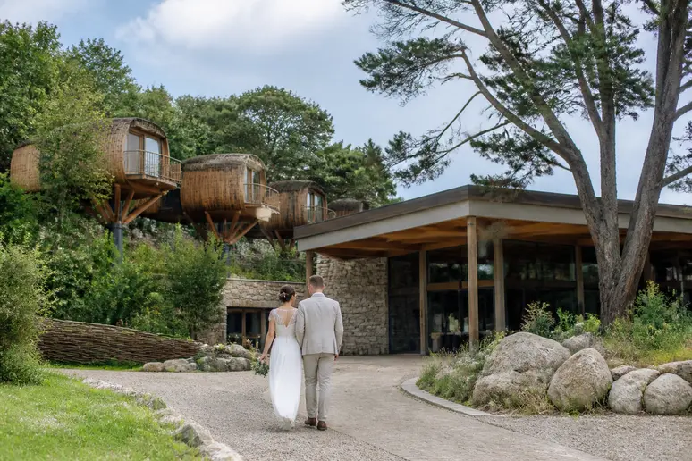 Chambres d'hôtel insolites dans le domaine du château des pères, intégrées à la nature.