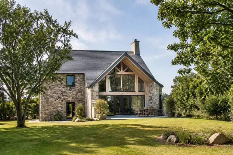 Façade d'une des farm houses restaurées au domaine le mezo avec ses grandes ouvertures.