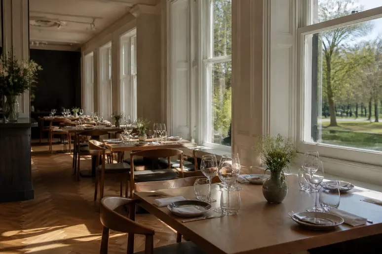 Salle de restaurant lumineuse de La Table du Mezo dressée pour le service.