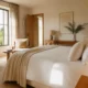 chambre double élégante et lumineuse au domaine le mezo avec lit king-size et vue sur la nature
