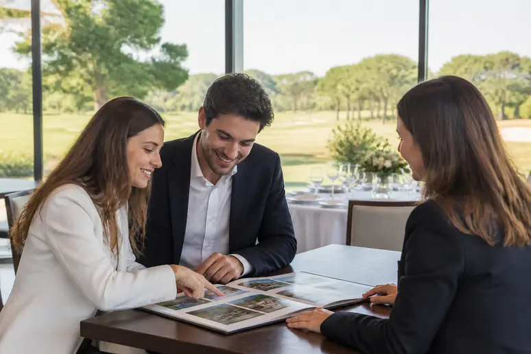 Couple discutant de leur mariage au Golf de Feucherolles avec un organisateur.