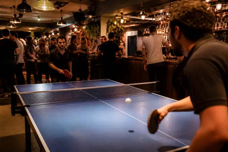 Table de ping-pong professionnelle installée dans une salle de jeux animée à Paris