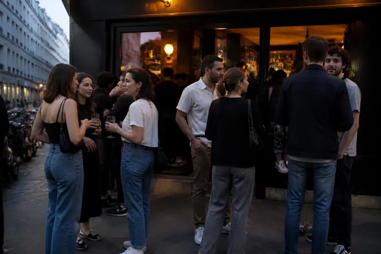 Façade et entrée d'un bar animé dans une rue du 11e arrondissement parisien
