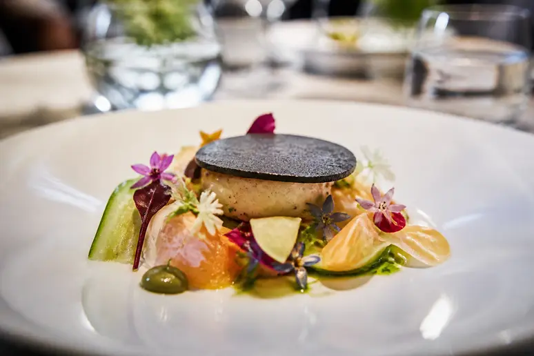 Plat gastronomique du Manoir de la Régate, mettant en valeur la cuisine étoilée.