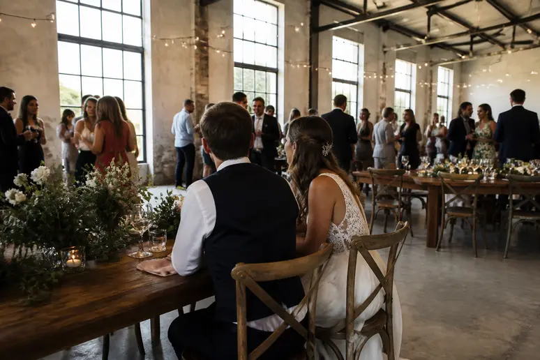 Ambiance urbaine chic pour un mariage : mariage inspiré le perchoir marais près de Chartres.