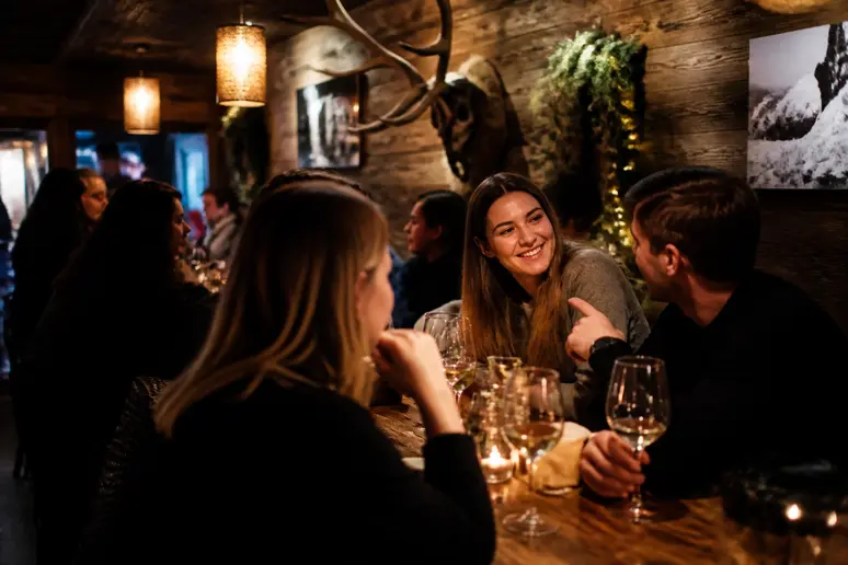 Ambiance chaleureuse et décor rustique à l'intérieur d'un bar festif parisien