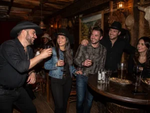 Amis profitant d'une soirée de groupe dans un bar au décor rustique pour un avis saloon far west paris 11