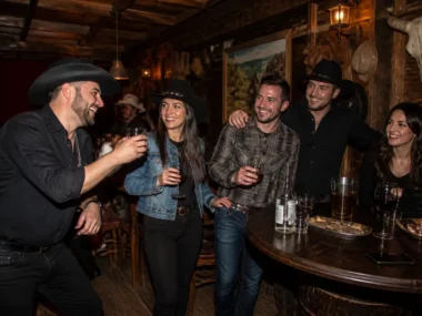 Amis profitant d'une soirée de groupe dans un bar au décor rustique pour un avis saloon far west paris 11
