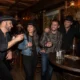 Amis profitant d'une soirée de groupe dans un bar au décor rustique pour un avis saloon far west paris 11
