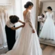 Une future mariée essaie une location robe de mariée dans une boutique lumineuse à Chartres