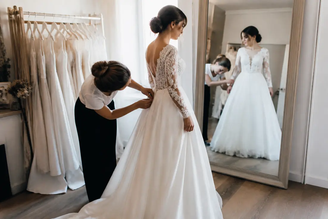 Une future mariée essaie une location robe de mariée dans une boutique lumineuse à Chartres