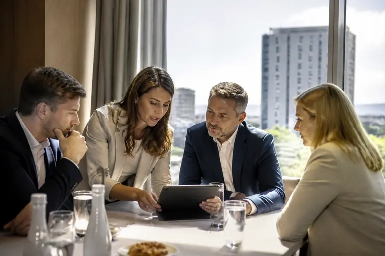 Professionnels examinant un budget d'événement au novotel montparnasse vaugirard paris.