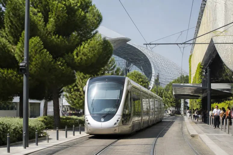Rame de tramway en approche de la station desservant le Palais des Congrès de Bordeaux et son quartier d'affaires