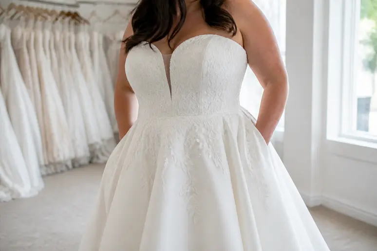 Robe de mariée grande taille trapèze essayée en boutique lumineuse