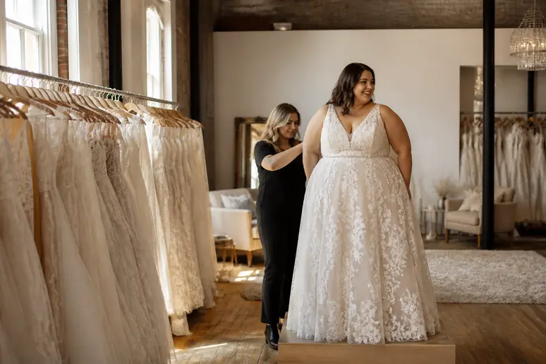 Showroom de robes de mariée grande taille avec portants de collections