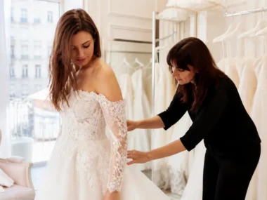 Une future mariée essaie une robe de mariée grande taille élégante dans une boutique lumineuse à Paris.