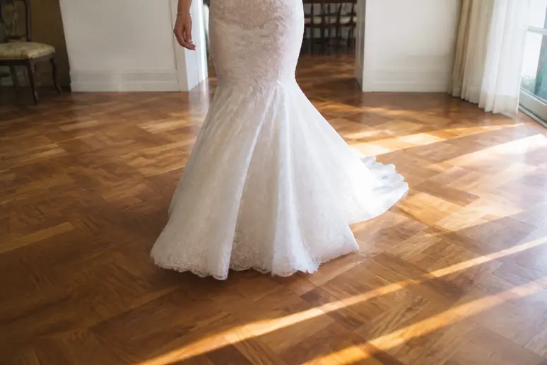 Détail de la marche et du point d'évasement sur une robe de mariée sirène.