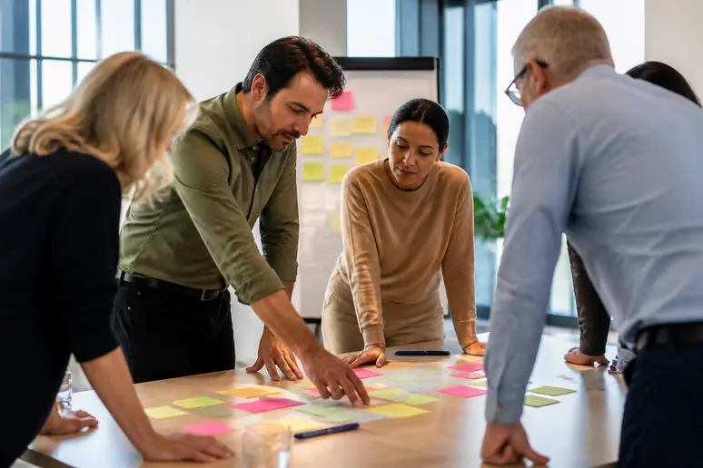 Participants engagés dans un atelier collaboratif lors de la préparation d'un séminaire d'entreprise