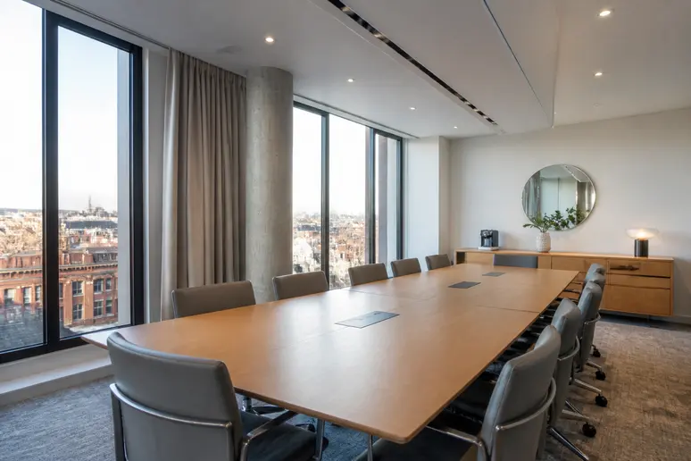 Salle de réunion moderne et lumineuse pour séminaire professionnel à Toulouse