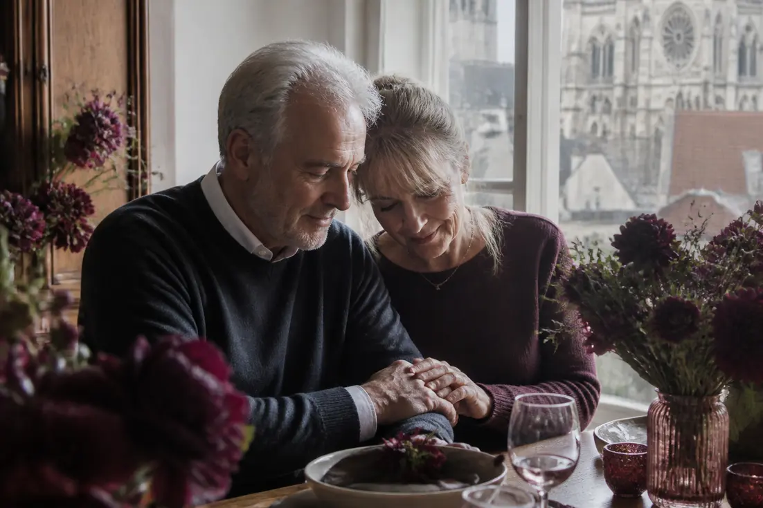 Célébration chaleureuse à domicile pour les noces de porphyre 33 ans de mariage
