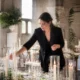 Mise en place de la décoration avec des idées déco bougie mariage sur une table de réception en salle