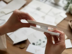 comparaison de l'épaisseur du papier pour une carte invitation pour mariage sur une table lumineuse