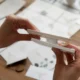 comparaison de l'épaisseur du papier pour une carte invitation pour mariage sur une table lumineuse