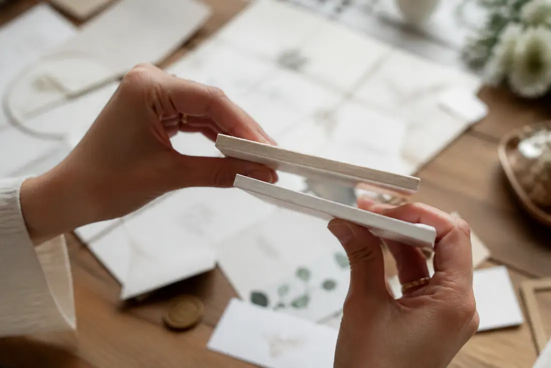comparaison de l'épaisseur du papier pour une carte invitation pour mariage sur une table lumineuse