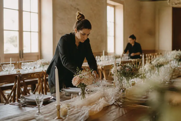 Tables de réception dressées dans un domaine pour estimer le budget d'un mariage