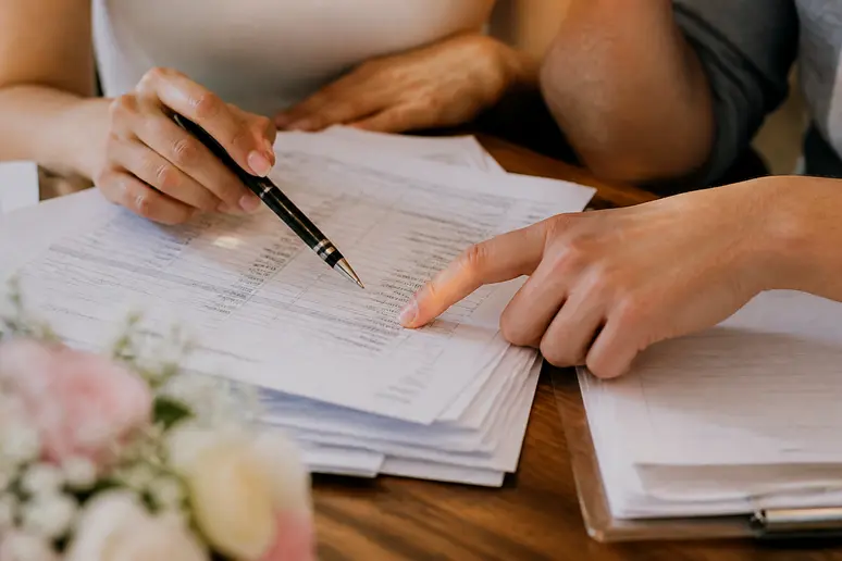 Examen minutieux des devis et des factures pour anticiper le budget réel d'un mariage