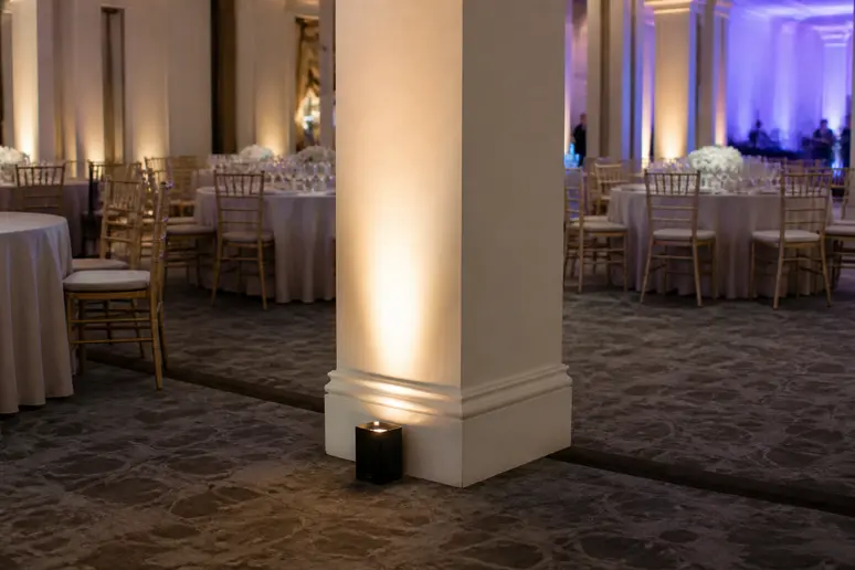Mise en place d'un projecteur LED sur batterie pour illuminer les murs d'une salle de réception